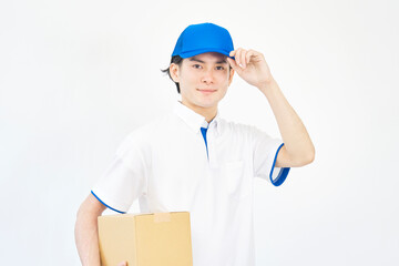 Fototapeta na wymiar 段ボールを持ったポロシャツのユニフォームの男性のポートレート　白背景
