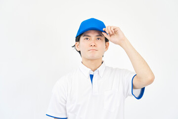 キャップとポロシャツのユニフォームの男性のポートレート　白背景