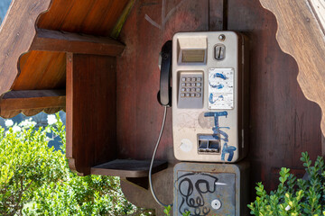 Telefono antiguo de cabina en la ciudad