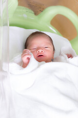 微笑んでいる新生児　赤ちゃん