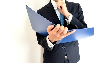 ファイルをチェックするビジネスマン