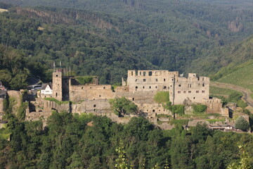 Fototapeta na wymiar Burg Rheinfels Blick vom Klettersteig Sankt Goarshausen Rheinland-Pfalz Mittelrheintal