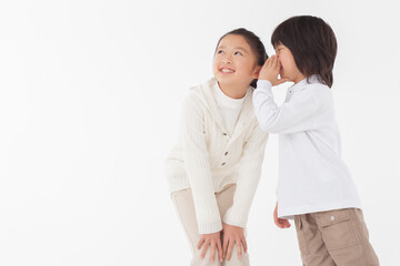 姉に寄り添って話す男の子