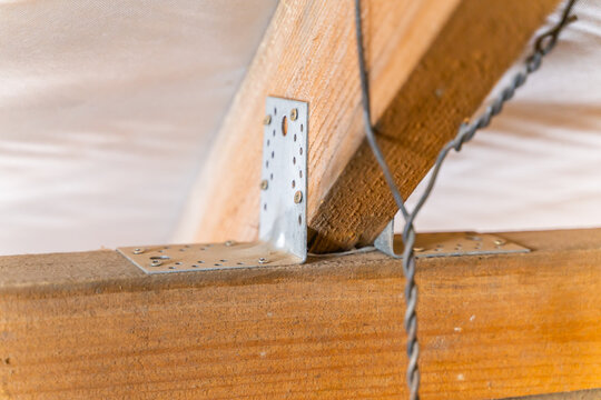 Reinforced perforated metal corner reinforces the roof structure