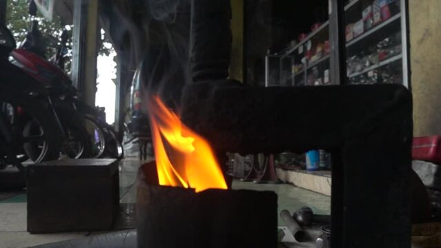 Traditional pressing machine for patching tires in workshop