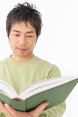 読書をする男性