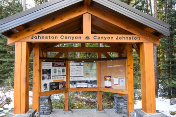 존스톤 캐년의 나무로 만든 안내판, a wooden sign at Johnston Canyon