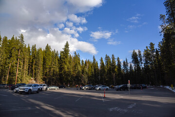 존스톤 캐년의 평화로운 주차장 풍경, a peaceful parking lot in Johnston Canyon © MiniSeam