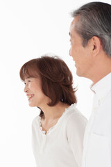 笑顔のシニア夫婦のポートレート