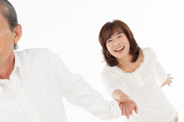 手を繋ぐ笑顔のシニア夫婦