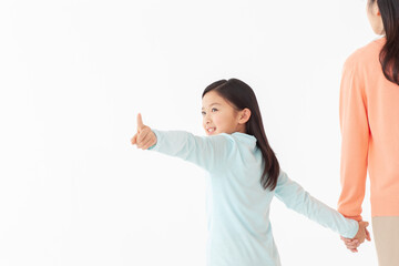 手を繋ぐ母親と娘