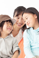 笑顔の母親と姉弟