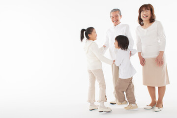 Fototapeta premium 笑顔のシニア夫婦と孫姉弟