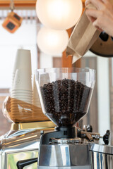 コーヒーミルにコーヒー豆を入れる　 - obrazy, fototapety, plakaty