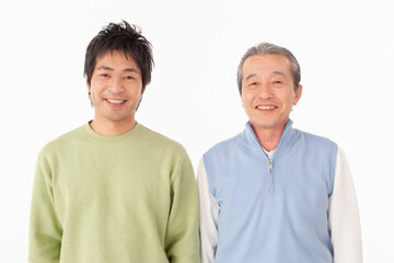 笑顔のシニア男性と息子のポートレート