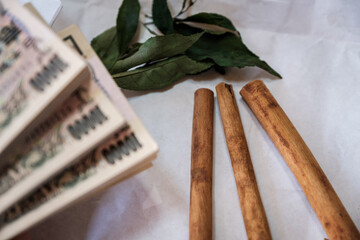 現金と麻薬　大麻　イメージ