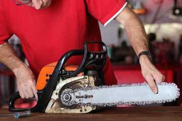 chainsaw on a table in a garage - 512909175