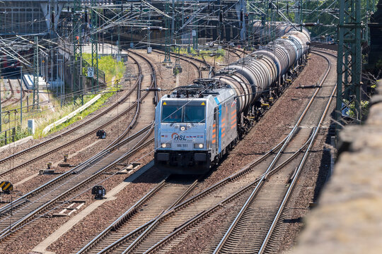 Ein Güterzug fährt durch den Dresdener Hauptbahnhof, Deutschland, 15.06.2022, Dresden
