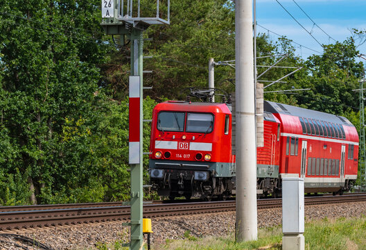 Eine Lok der Deutschen Bahn fährt mit einem Doppelstockwagen zum nächsten Bahnhof, Deutschland, 17.06.2022, Lübben
