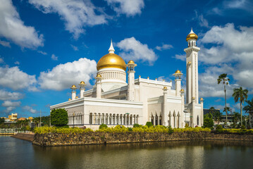 Omar Ali Saifuddien Mosque in Bandar Seri Begawan, brunei - obrazy, fototapety, plakaty