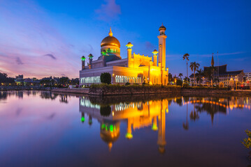 Fototapeta na wymiar Omar Ali Saifuddien Mosque in Bandar Seri Begawan, brunei