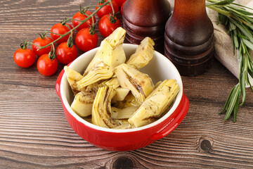 Grilled artichoke marinated in oil