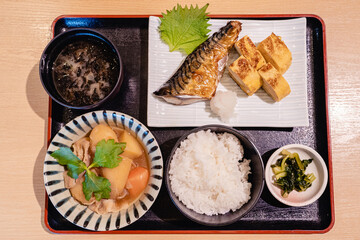 和食　サバの塩焼き　肉じゃが
