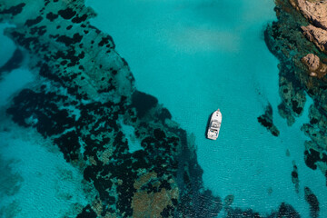 un bateau ancré à proximité d'une plage en Corse