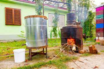 Distillation apparatus for making domestic alcohol liquor