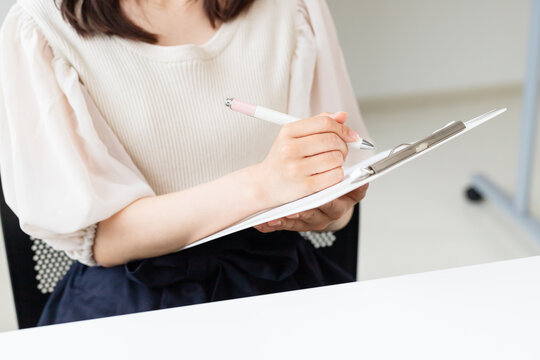 .書類に記入・チェックしている女性