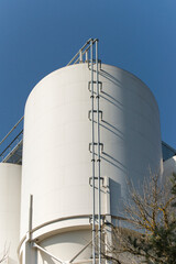 Silo mit Leiter aus Stahl