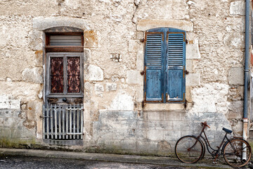Fototapeta na wymiar une vieille bicyclette contre la façade d'une maison