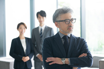 オフィスで働くビジネスマン（ビジネス・複数人）