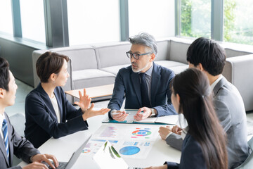 会議をするビジネスマン（ビジネス・複数人・オフィス・ミーティング）