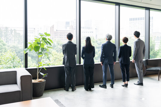 後ろ姿のビジネスマン（ビジネス・複数人・オフィス）