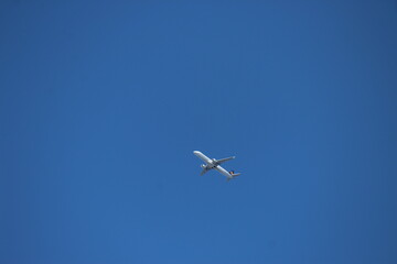 avion dans le ciel