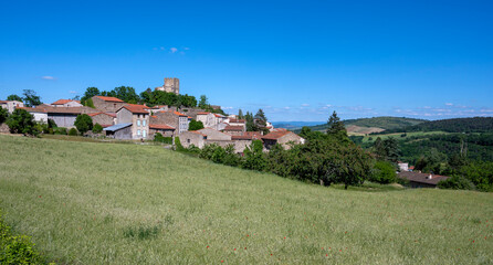 Fototapeta na wymiar Village pittoresque de Montaigut-le-Blanc dans le département du Puy-de-Dôme au printemps en Auvergne en France