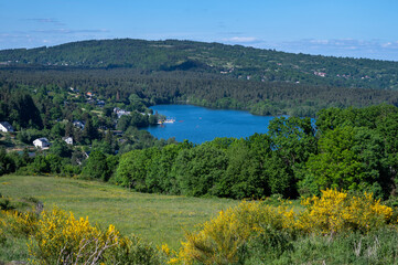 Naklejka premium Paysage d'Auvergne au printemps dans le parc régional des volcans d'Auvergne autour du las Aydat dans le département du Puy-de-Dôme