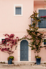 Kefalonia drzwi, kwiaty kolorowe, grecka architektura 