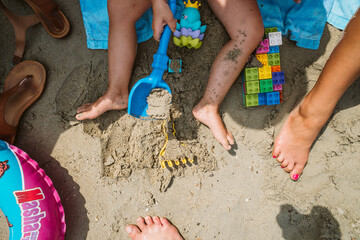 Kids on beach - obrazy, fototapety, plakaty