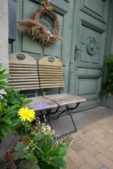 Stühle und Blume vor einem Eingang