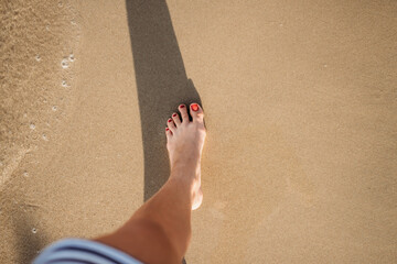 Kobieca stopa na plaży, stopa na plaży w grecji, piasek na plaży, urlop - obrazy, fototapety, plakaty