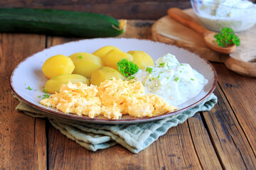 Rührei mit Gurkensalat und Kartoffeln