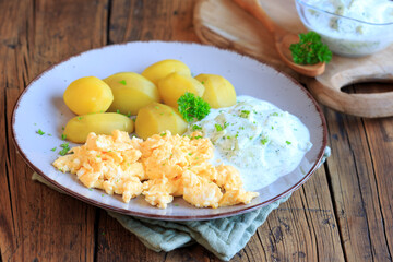 Rührei mit Gurkensalat und Kartoffeln