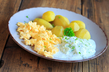 Rührei mit Gurkensalat und Kartoffeln