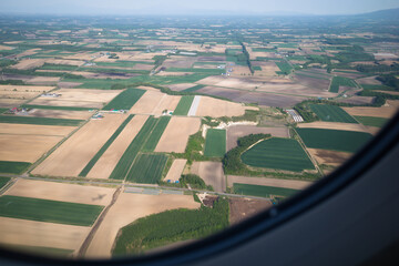 女満別空港から離陸する飛行機の窓から見た景色