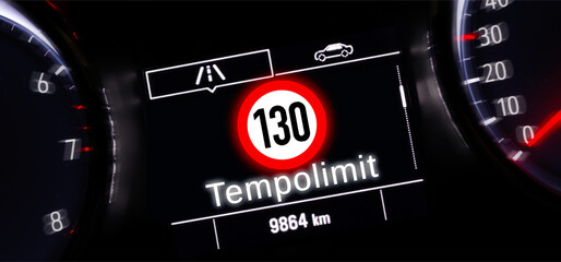 Tempolimit 130 km/h auf PKW Info Display - obrazy, fototapety, plakaty