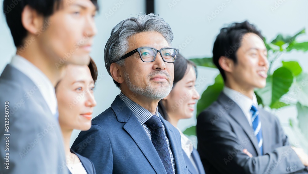 Wall mural 窓の外を見るスーツを着た日本人男女