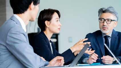 スーツを着た日本人男女の会議シーン