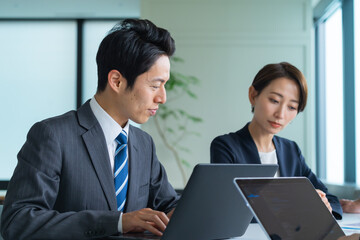 パソコンを見る日本人男女